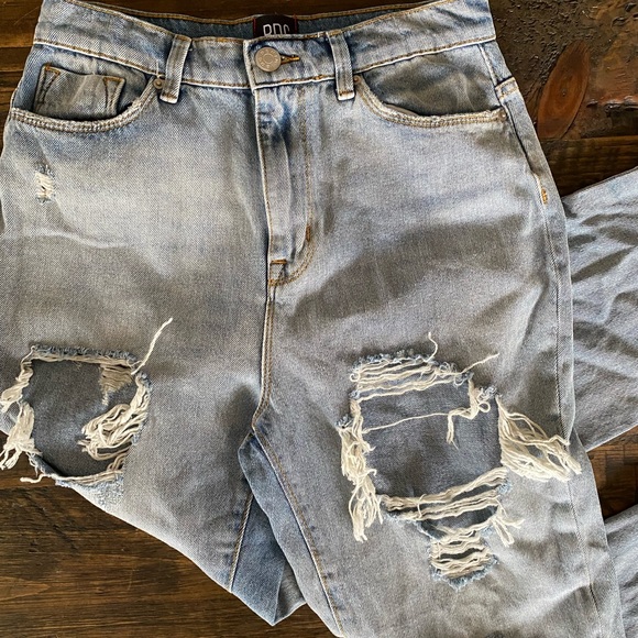 BDG Jeans 26 Light Wash Distressed Mom High Rise Ripped Urban Outfitters - Picture 3 of 12
